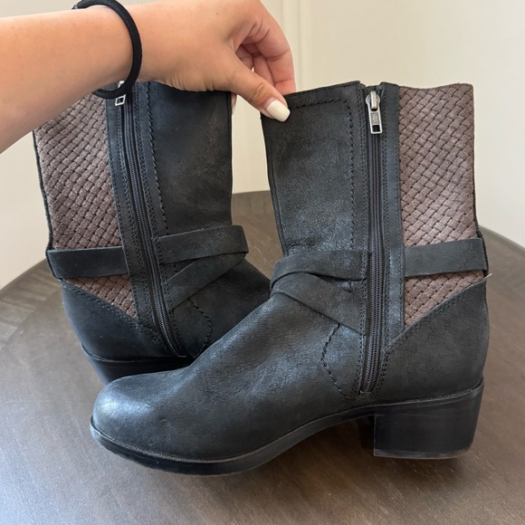 UGG Lula Mae Black Nubuck Leather Heeled Buckle Boots – Size 7 - EUC - Picture 4 of 7